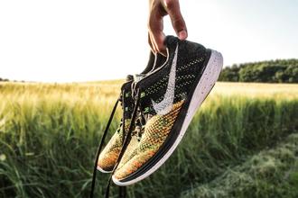 Turnschuhe in der Hand